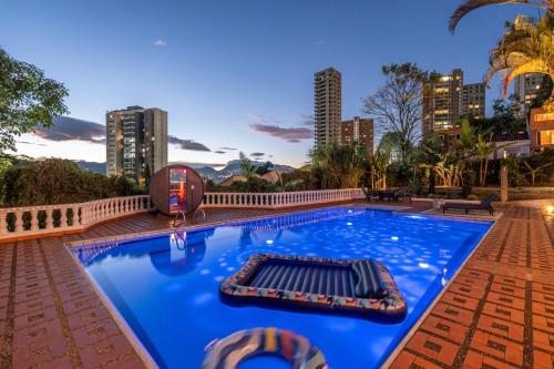 Pool, Views, Sauna, Bar, Fire Pit and 24 HR Security