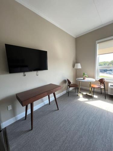 410 Modern Brand New Studio Apartment in South River