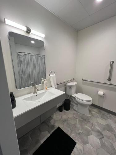 410 Modern Brand New Studio Apartment in South River