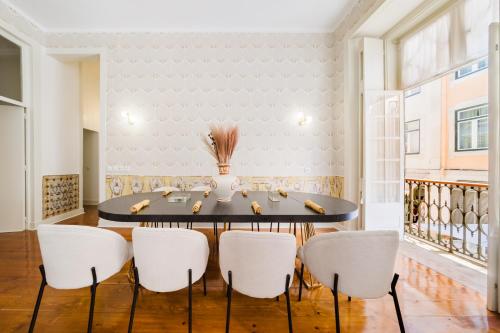 Luxury 5BR Apt Castle Views in HeartofLisbon - image 11