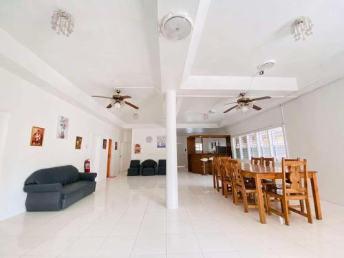 Luna Oslob Travellers Inn in Oslob