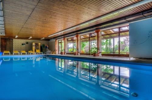 Swimming pool, WAGNERS Hotel im Fichtelgebirge in Warmensteinach