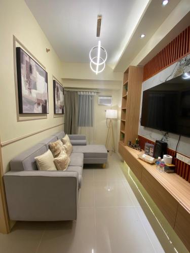 Hallin Bay Suites Modern 1BR with balcony, Manila