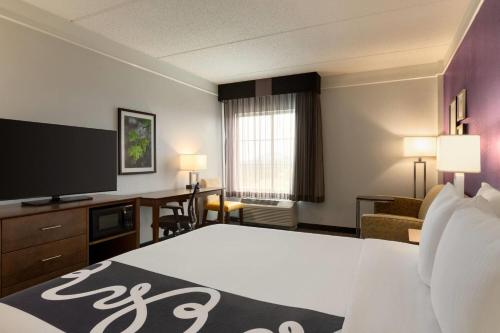 La Quinta by Wyndham Arlington North 6 Flags Dr - image 3