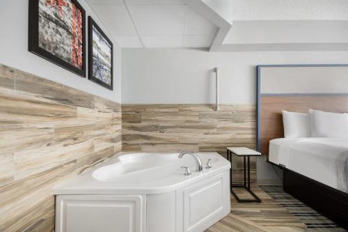 AmericInn by Wyndham Wausau - image 7