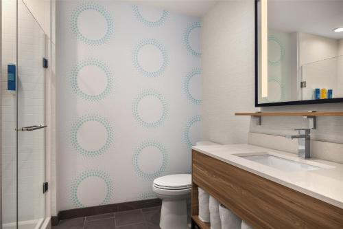 Tru by Hilton Fort Worth Lake Worth - 화장실