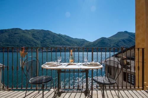 Apartment with Balcony and Lake View