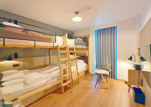 room detail thumbnail 1