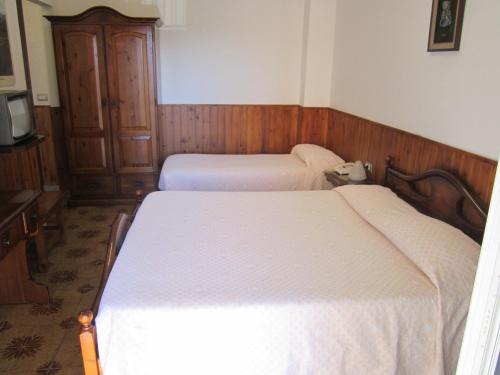 1 queen bed, 1 twin bed