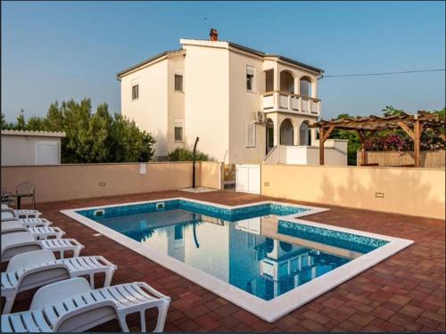 Villa in Vrsi with Pool near Sandy Beach, Vrsi (Verchè) (foto 2)