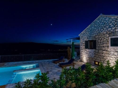 Peldbaseins, Villa Falcon Rook - Four-Bedroom Villa with Terrace and Swimming Pool in Dubravka