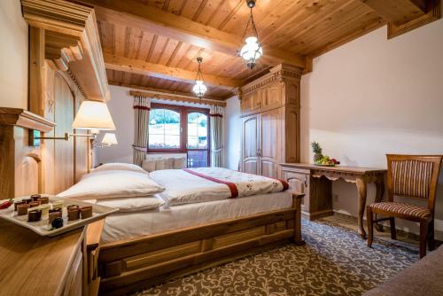 1 queen bed, 2 twin beds