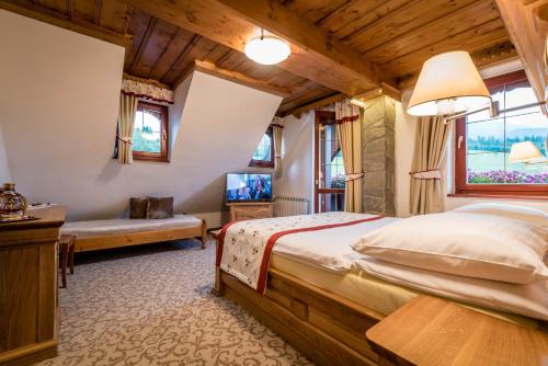 1 queen bed, 1 twin bed