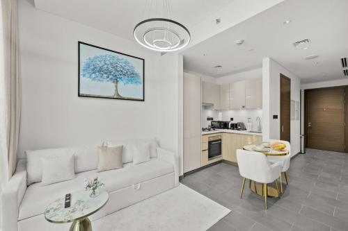 Elegant 1BR with Bedroom Balcony - Sobha Crest C, Dubái