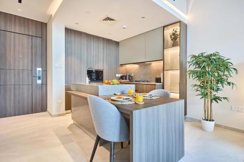 Elegant Apartment near Miracle Garden with Pool & Gym Access, Dubai (Foto 2)