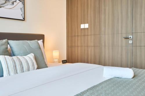 Elegant Apartment near Miracle Garden with Pool & Gym Access, Dubai (Foto 3)