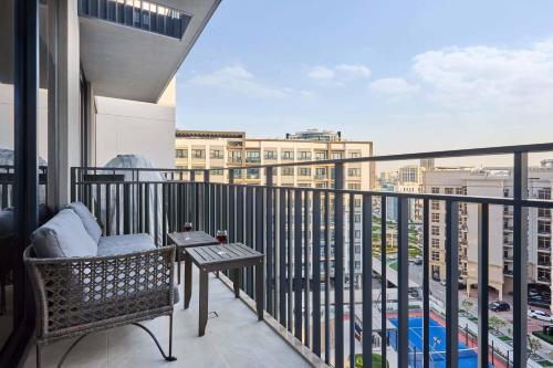 Elegant Apartment near Miracle Garden with Pool & Gym Access, Dubai (Foto 8)