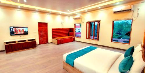 1 queen bed, 1 double bed, 2 twin beds