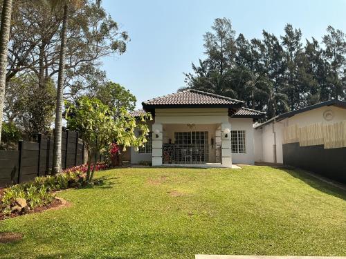 Pemandangan luar, Whispering Thorns Off-Site Apartment in White River AH Ext 1