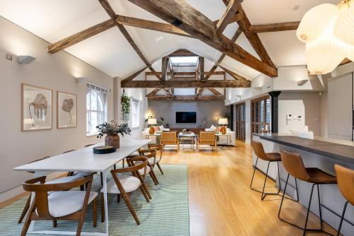 Pepys House A Modern Touch of History, Londýn