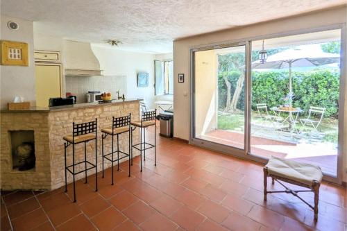Provençal, Spacieux & réconfortant, Emplacement sûr au cœur du Parc des Calanques, Salon et chambre clim, lit confortable, Cuisine équipée avec lave-vaisselle et lave-linge, Garage, jardin, piscine privés, Inclus linge, bureau, Wifi, Netflix, Sans Stress, Cassis (fotografie 6)