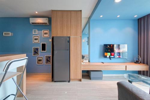 Well Designed 2BR at Brooklyn Alam Sutera Apartment By Travelio - image 3