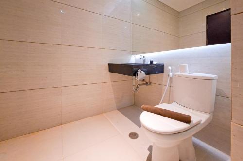 Well Designed 2BR at Brooklyn Alam Sutera Apartment By Travelio - image 2