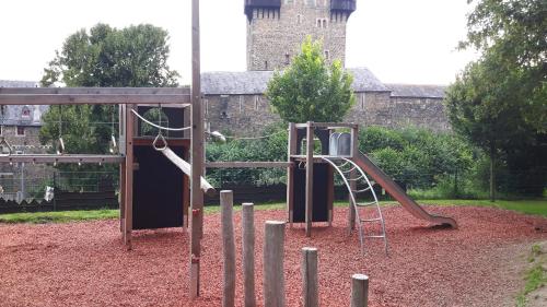 สนามเด็กเล่น, Hotel in der Strassen in โซลิงเงิน