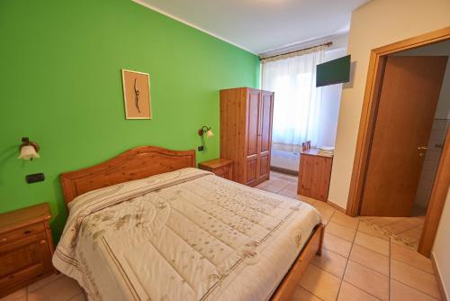 Standard Double Room image 4