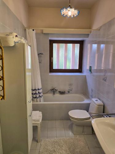 Bathroom, Villa Ida Fruh by Holap SA in Monti Trinita