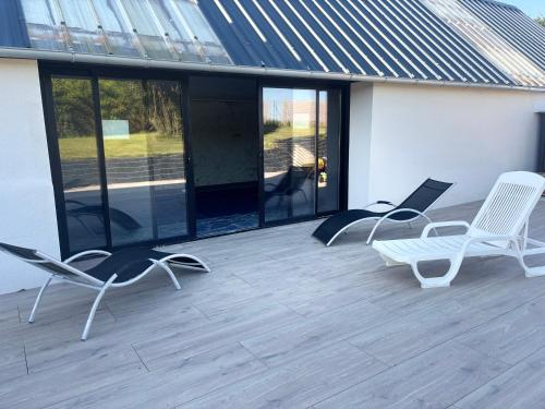 ระเบียง/ชานเรือน, Piscine intérieure privée chauffée spa toute lannee disponible minimum 2 nuits (Piscine interieure privee chauffee spa toute lannee disponible minimum 2 nuits) in ล็องแดร์โน