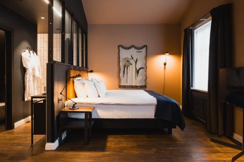 Exeter Hotel - image 5