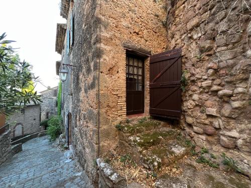 Maison provençale dans village médiéval (Maison provencale dans village medieval) in เลส อาค