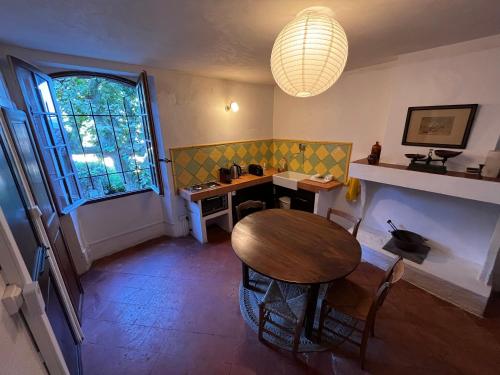 Maison provençale dans village médiéval (Maison provencale dans village medieval) in เลส อาค