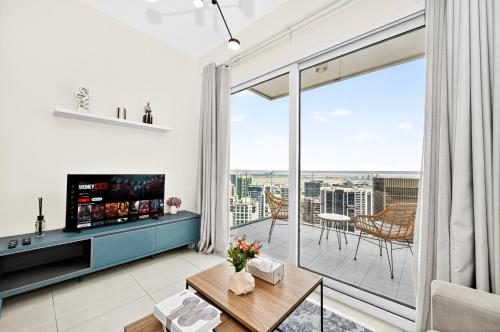 Relax & Recharge l Full Chic Studio with Balcony l City Line View, Dubai