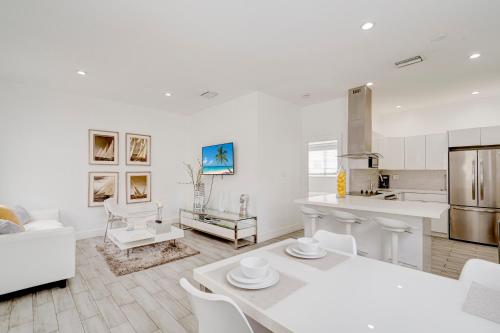 Modern & New,Excellent Location Miami image