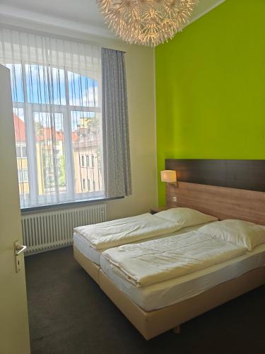 1 queen bed