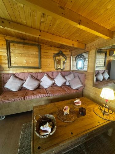 Cozy Oasis near Barcelona & Fresh Sea Breeze Boat Stay 5