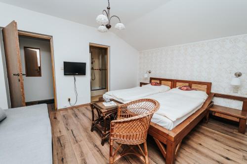 1 queen bed, 1 sofa bed