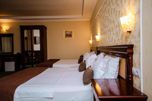 2 queen beds