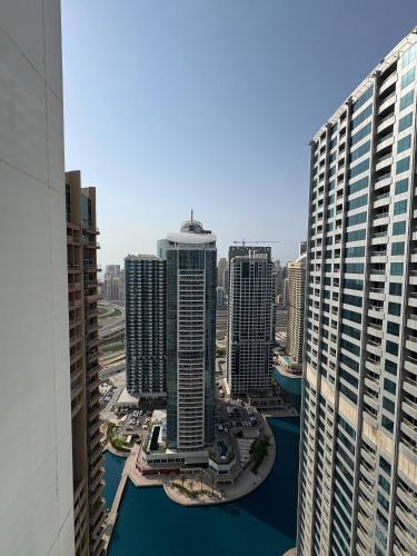 Modern 1BR with city views large space, Dubai