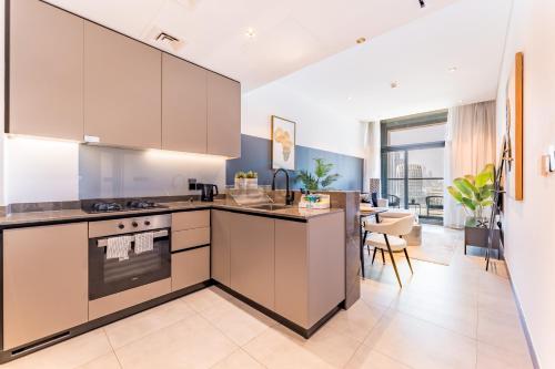 Burj Khalifa and Dubai Canal Views, Minutes from Downtown Dubai, Convenient Metro Access - 15 Northside Tower 2, Business Bay by Deluxe Holiday Homes, Dubai (photo 8)