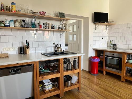 A comfortable apartment near Slovanské Square (A comfortable apartment near Slovanske Square) in คราโลโว โปเล