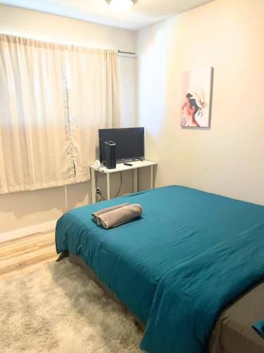 Flowealth Suites - Private Rooms Near West Edmonton Mall Room Type - Deluxe Queen Room