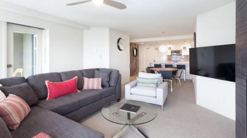 Woodrun Lodge 307 | Sleek Slopeside Unit w/ Pool, Hot Tub, & Heated Floors – khách sạn tại Whistler