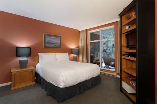 Woodrun Lodge 416 | Family Ski-In Ski-Out Condo, Hot Tub, Heated Pool, Parking & Laundry in Whistler, Canada