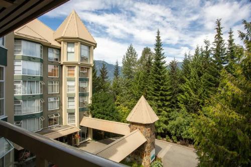 Woodrun Lodge 417 | Ski-In Ski-Out, Pool, Hot Tub, Free Parking in Whistler, Canada