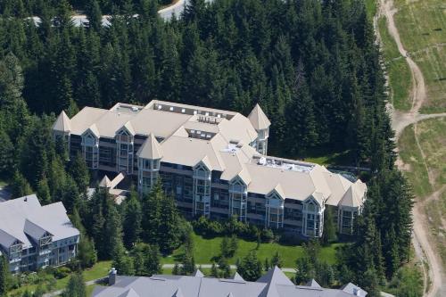Woodrun Lodge 518 | Ski-in, Ski-Out, Hot Tub, Heated Pool, Parking in Whistler, Canada