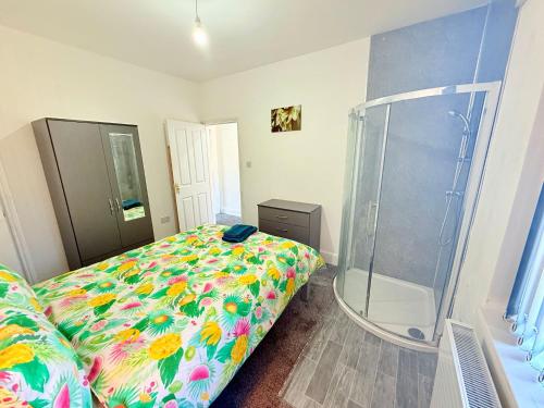 BIG double room Attached Shower near to city center in 诺丁汉