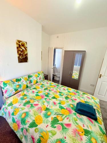 BIG double room Attached Shower near to city center in 诺丁汉